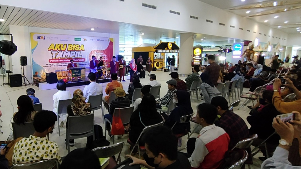 Seniman Difabel Yogyakarta Tampil Memukau Sambut Wisatawan di Bandara YIA
            - galeri foto