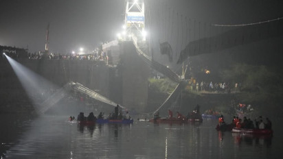 Tragis! Usai Direnovasi Jembatan Bersejarah di India Malah Ambruk