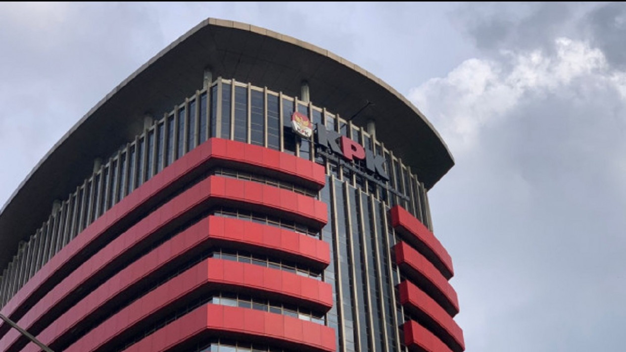 KPK Cekal 6 Tersangka Kasus Lelang Jabatan di Pemkab Bangkalan
            - galeri foto