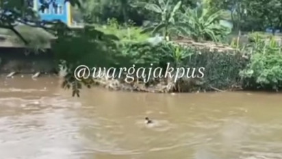 Takut Dirazia, PMKS Nekat Terjun ke Kali Ciliwung