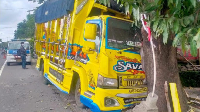 Truk Pengangkut Pisang Tabrak Rumah dan Pohon di Jalan Raya Solo-Yogya Klaten