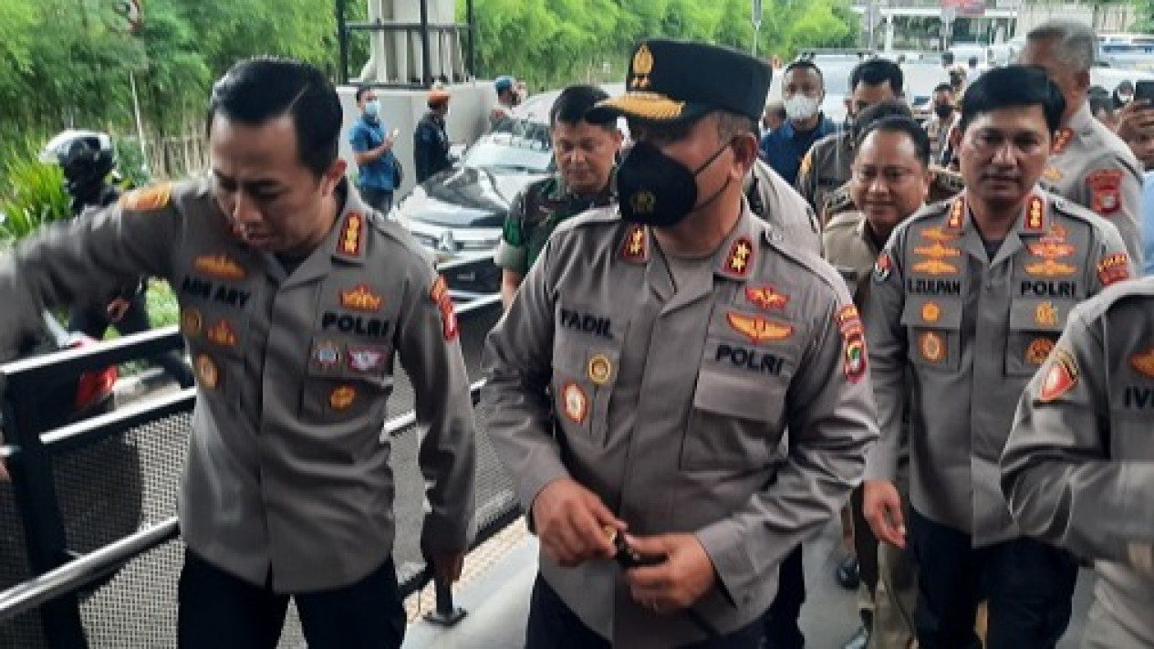 Irjen Fadil Imran Doakan Brigjen Hendro Pandowo Jadi Kapolda Metro Jaya Selanjutnya
            - galeri foto