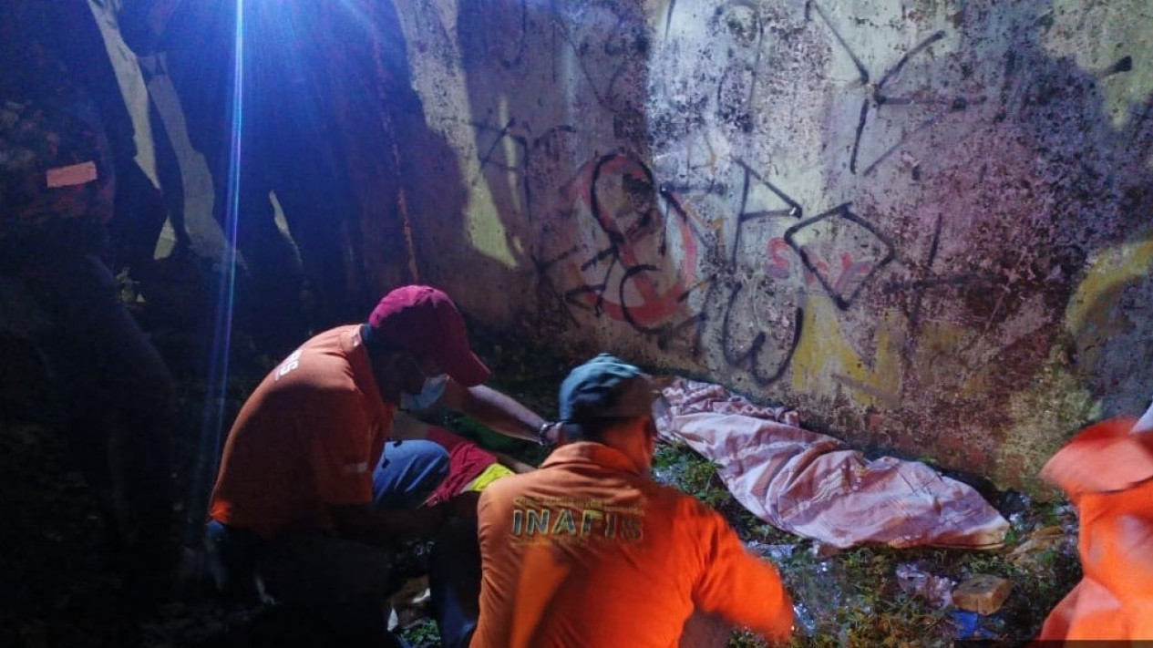 Bermain di Jalur Rel Kereta Aktif, 2 Bocah Jadi Korban Satu Tewas Tergilas Temannya Kritis
            - galeri foto