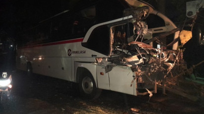 Bus Tabrak Tronton Bermuatan Mie Instan di Tasikmalaya