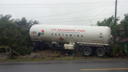 Truk Tangki Bawa LPG 15.000 Kilogram Tabrak Warung dan Gudang di Banyumas