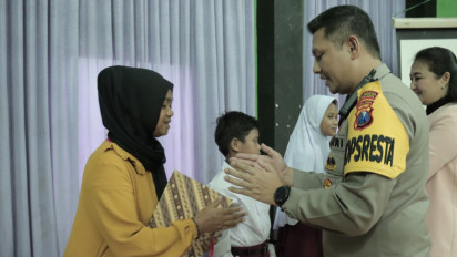 Kapolda Jatim Melalui Kapolresta Malang Kota Kembali Berikan Beasiswa Kepada Anak Korban Insiden Stadion Kanjuruhan