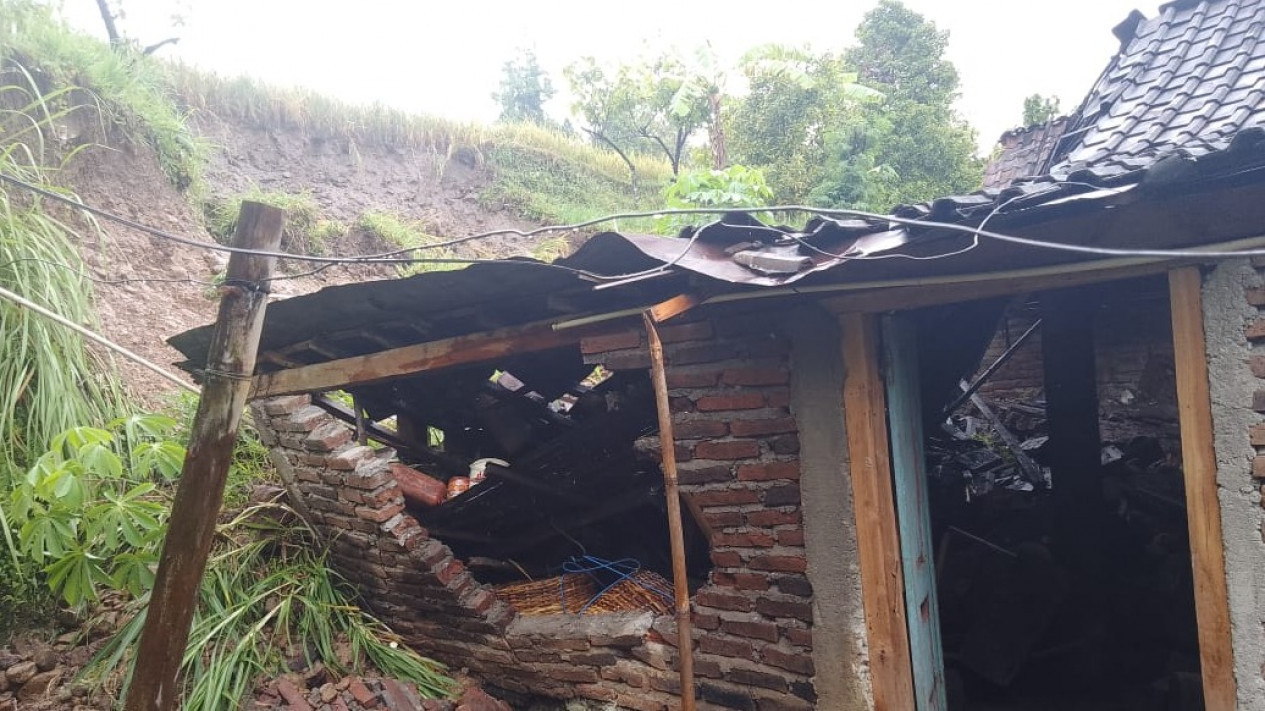 Hujan Lebat, Tanah Longsor Timpa Rumah Warga di Madiun
            - galeri foto
