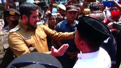 Penyegelan Salah Satu Tempat Karaoke di Probolinggo Diwarnai Adu Mulut
