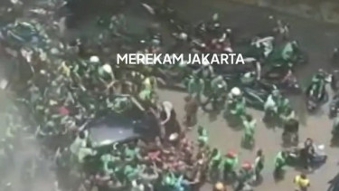 1 Mobil jadi Sasaran Amukan Massa Ojol yang Kepung Gedung di Kuningan
