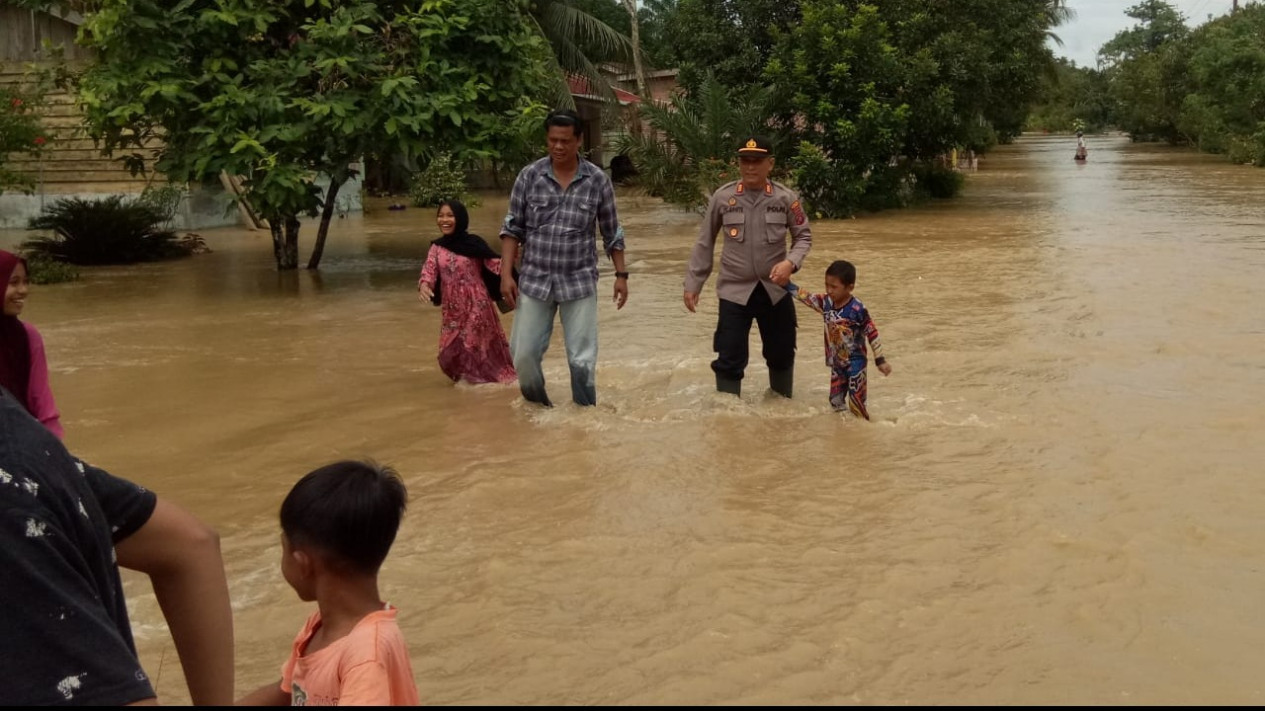 Banjir di Langkat, Polisi Serahkan Bantuan Sembako ke Posko Banjir
            - galeri foto