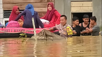 Personil Polsek Kualasimpang Evakuasi Warga Terjebak Banjir di Kota Lintang