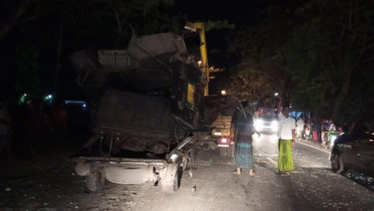 Minibus Rombongan Pegawai Bank Tabrak Truk Tronton, Satu Orang Tewas dan Belasan Penumpang Luka-luka