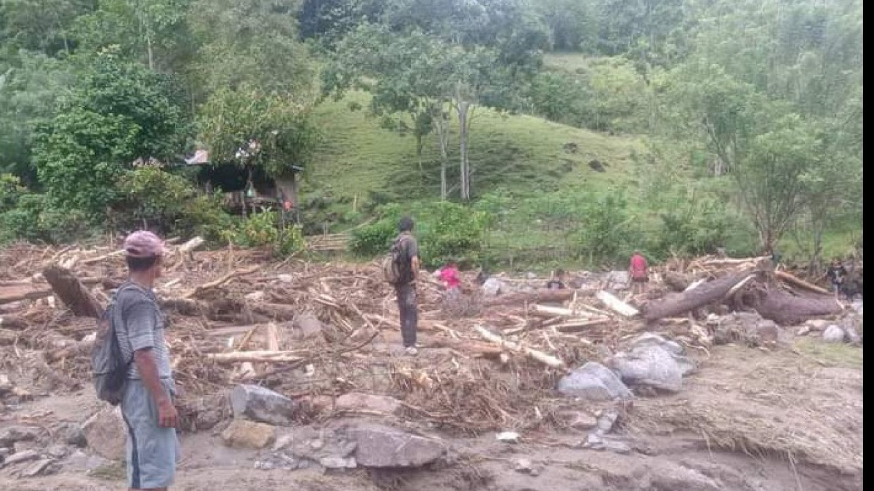 Tidak Ada Alat Berat Warga Desa Terpencil Gotong Royong Bersihkan Material Longsor
            - galeri foto