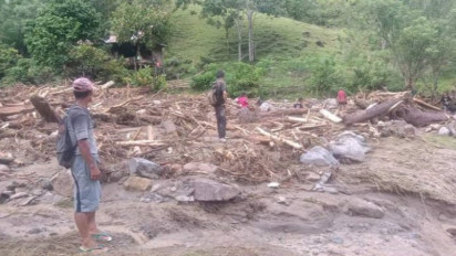 Tidak Ada Alat Berat, Warga Desa Terpencil Bersihkan Material Longsor dengan Alat Seadanya