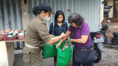 Sasar Tiga Pasar Tradisional, Satpol PP Bali Bagi Seribu Tas Ramah Lingkungan