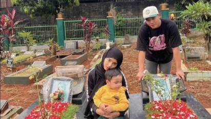 Setahun Kepergian Vannesa Angel dan Bibi Ardiansyah, Fuji Tulis Pesan Haru Saat Ziarah