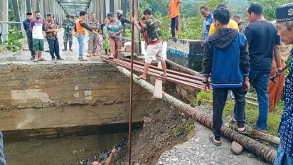 Akibat Tergerus Air Sungai, Oprit Jembatan Desa Tanjung Amblas, Akses Jalan Putus Total