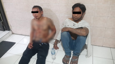 Ketahuan Curi Delapan Celana, Dua Pria Babak Belur Dihajar Warga