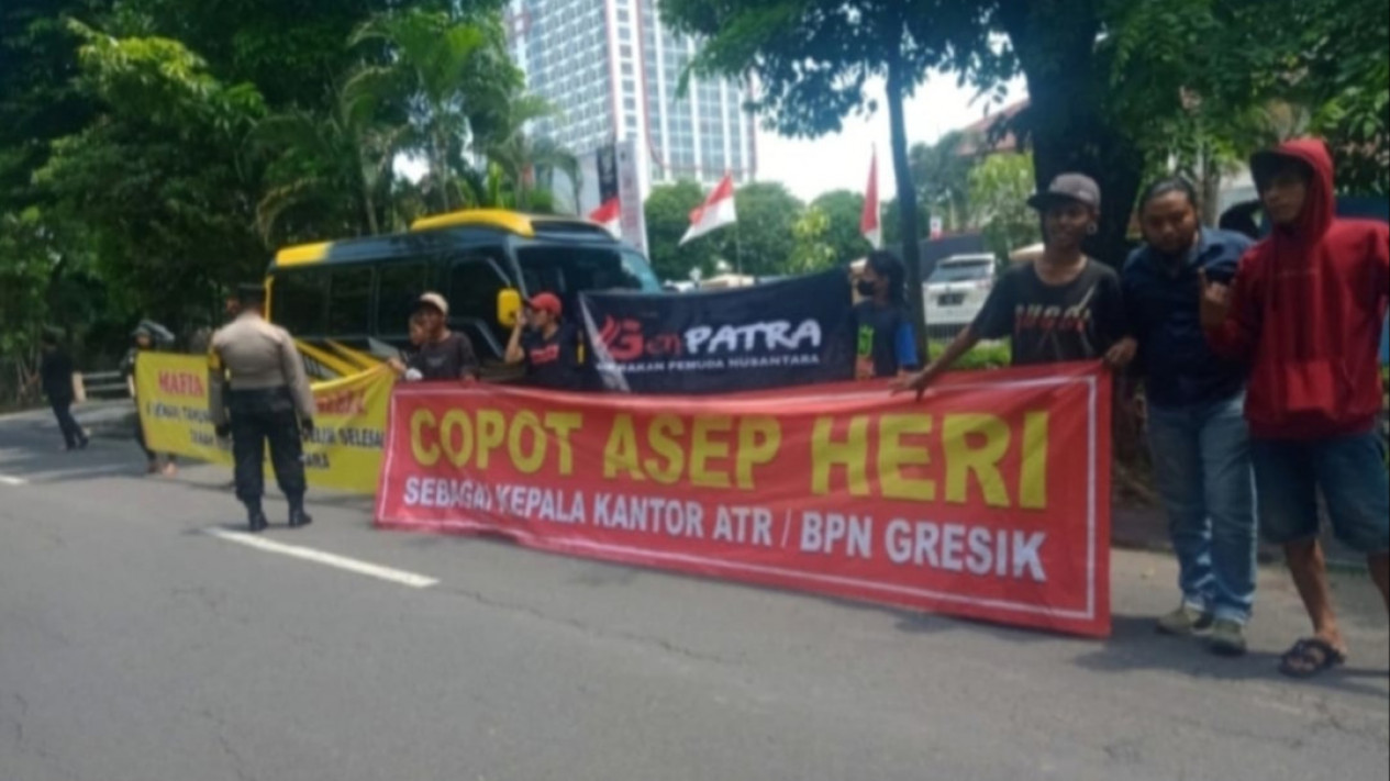 Tuntut Copot Asep Kepala ATR/BPN Gresik, Puluhan Aktivis Pemuda Demo Kantor BPN Jawa Timur
            - galeri foto