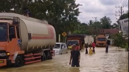 Akibat Banjir Di Aceh Tamiang Meluas, Ratusan Pengendara Sepeda Motor Dan Mobil Mogok