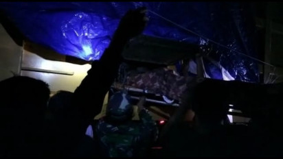 Ambulans Terjebak Banjir di Perbatasan Aceh - Sumut, Jenazah Dipindahkan ke Mobil Truk