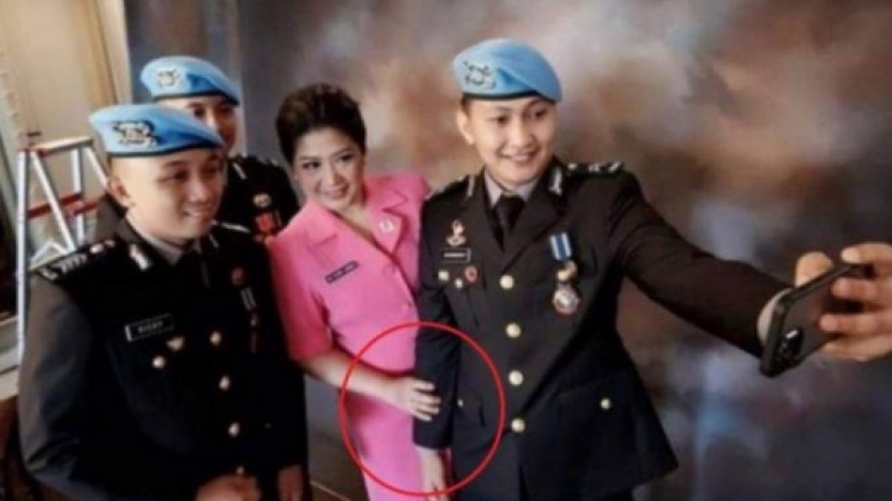Hakim Heran Putri Candrawathi Tak Punya Ajudan Perempuan: Ini Semuanya Kok Laki-laki
            - galeri foto