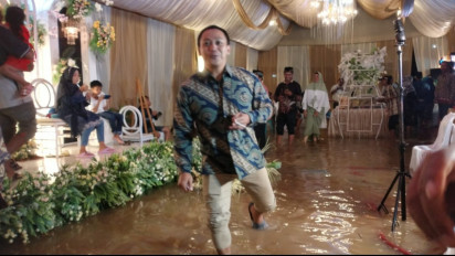 Warga Tempursari Lumajang Rayakan Hajatan Pernikahan Ditengah Rendaman Banjir Luapan Sungai Rawan