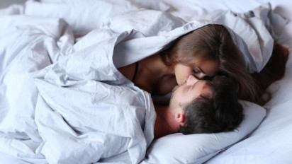 5 Masalah Kesehatan yang Ternyata Bisa Diatasi dengan Berhubungan Intim Suami Istri