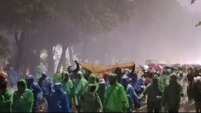 Massa Aksi 411 Membubarkan Diri dari Patung Kuda saat Hujan Deras