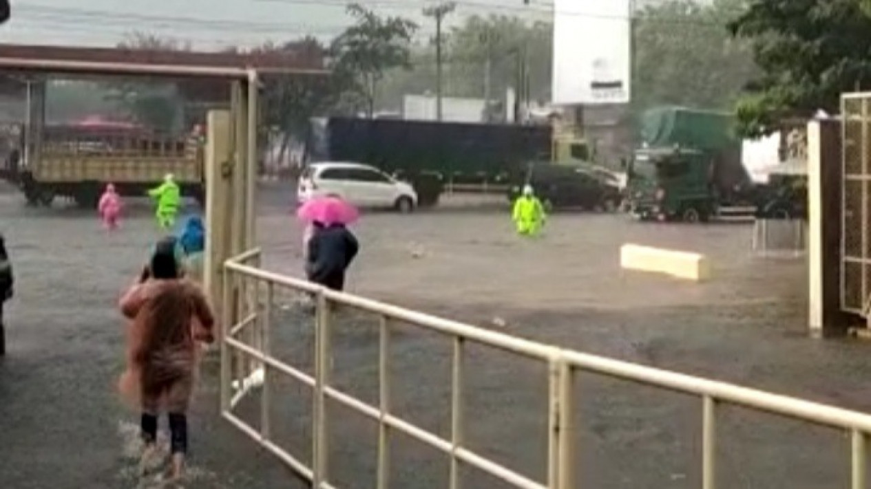 Diterjang Hujan Badai, Kota Semarang Dilanda Banjir dan Angin Ribut
            - galeri foto