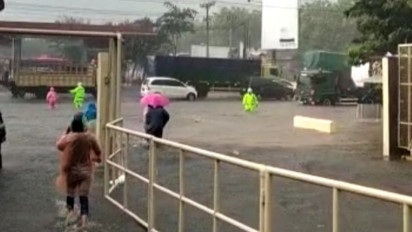 Diterjang Hujan Badai, Kota Semarang Dilanda Banjir dan Angin Ribut
