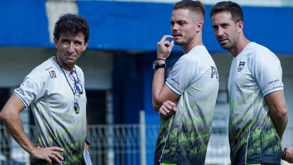 Baru Tiba di Indonesia, Luis Milla dan Dua Asistennya Langsung Pimpin Sesi Latihan Persib Bandung