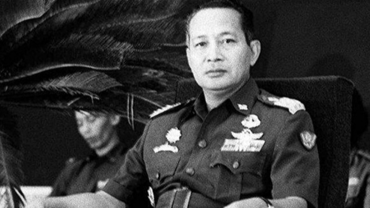 Power Soekarno Kendor, Soeharto Ambil Alih Kekuasaan, 500 Ribu PKI Langsung Dibantai Tanpa Ampun
            - galeri foto