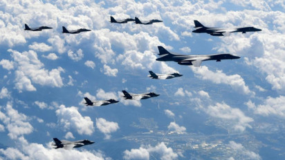 Korea Utara Menembakkan Lebih Banyak Rudal saat Pesawat Pengebom AS Melintas di Wilayah Korea Selatan