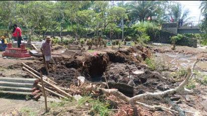 Diterjang Banjir, Puluhan Makam di Banyuwangi Hanyut