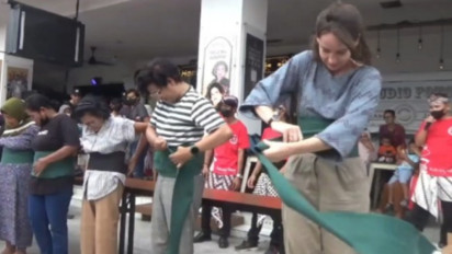 Festival Wastra Nusantara, Bule Asal Inggris Semangat Ikut Lomba Gulung Kain Stagen