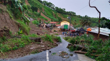 Tebing Longsor di Pantai Menganti Kebumen, 6 Bangunan Rusak Parah