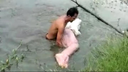 Heboh, Mayat Laki-laki Berselimut Kain di Riau Ditemukan Mengapung di Sungai