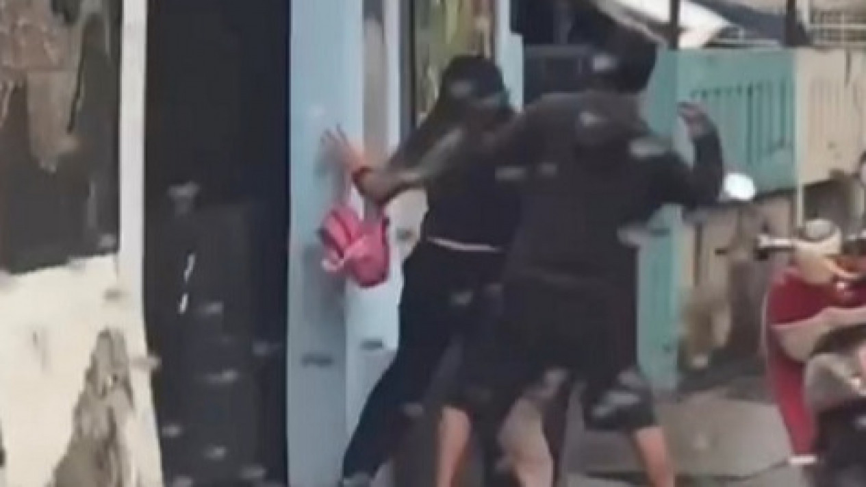 Viral! Suami Pukuli Istri Depan Anaknya di Pinggir Jalan Cilobak Depok
            - galeri foto