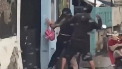 Viral! Suami Pukuli Istri Depan Anaknya di Pinggir Jalan Cilobak Depok