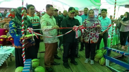 Bupati Kotim Resmikan Jembatan Titian Menuju Makam Guru Asri Di Desa Babaung