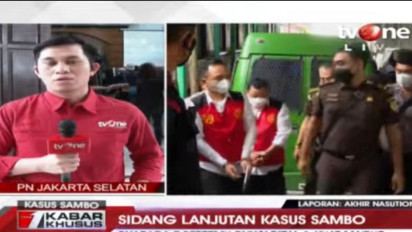 Tanpa Ekspresi dan Menunduk RR dan KM Tiba di Pengadilan Negeri Jakarta Selatan