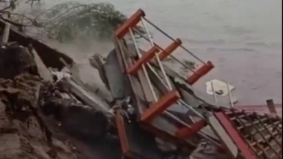 Abrasi Muara, Sejumlah Bangunan di Pesisir Pantai di Pacitan Roboh