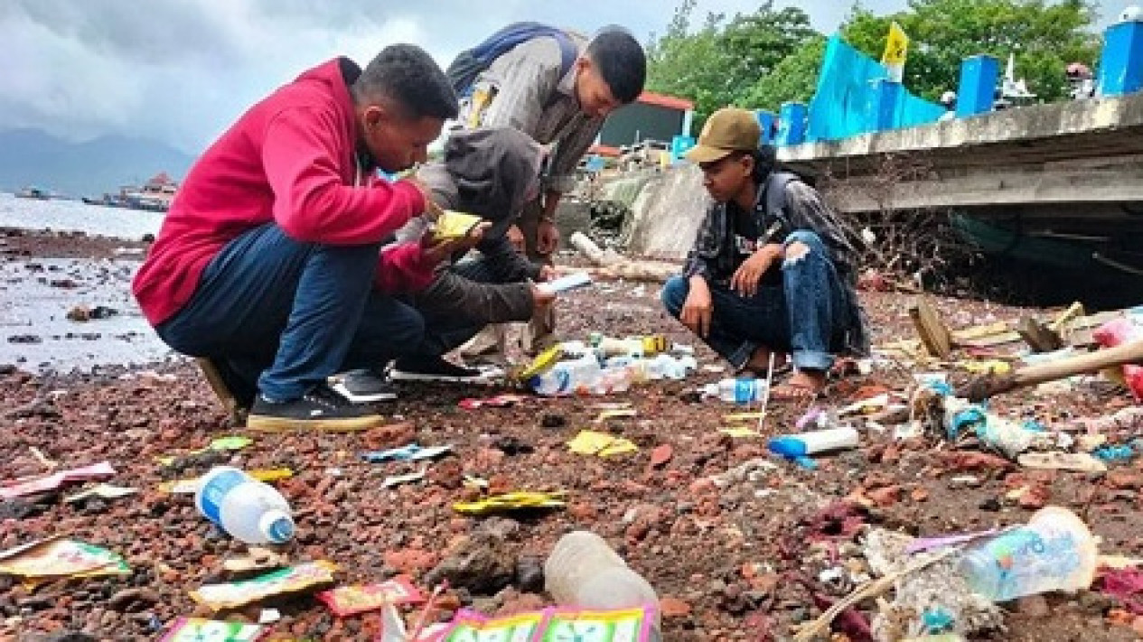 Buang Sampah Sembarangan di DKI Jakarta Bisa Didenda atau Terima Sanksi Sosial
            - galeri foto