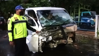 Adu Banteng Antara Pikap dan Minibus di Jalan Raya Yogya-Solo Klaten, Satu Orang Terluka