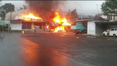 Kebakaran Hebat Landa Empat Kios dan Dua Rumah Terbakar Hebat Akibat Api Tungku Tambal Ban Sambar Bensin di Purbalingga