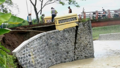 Jembatan Ambrol Diterjang Banjir, Warga 3 Dukuh di Kendal Terancam Terisolasi
