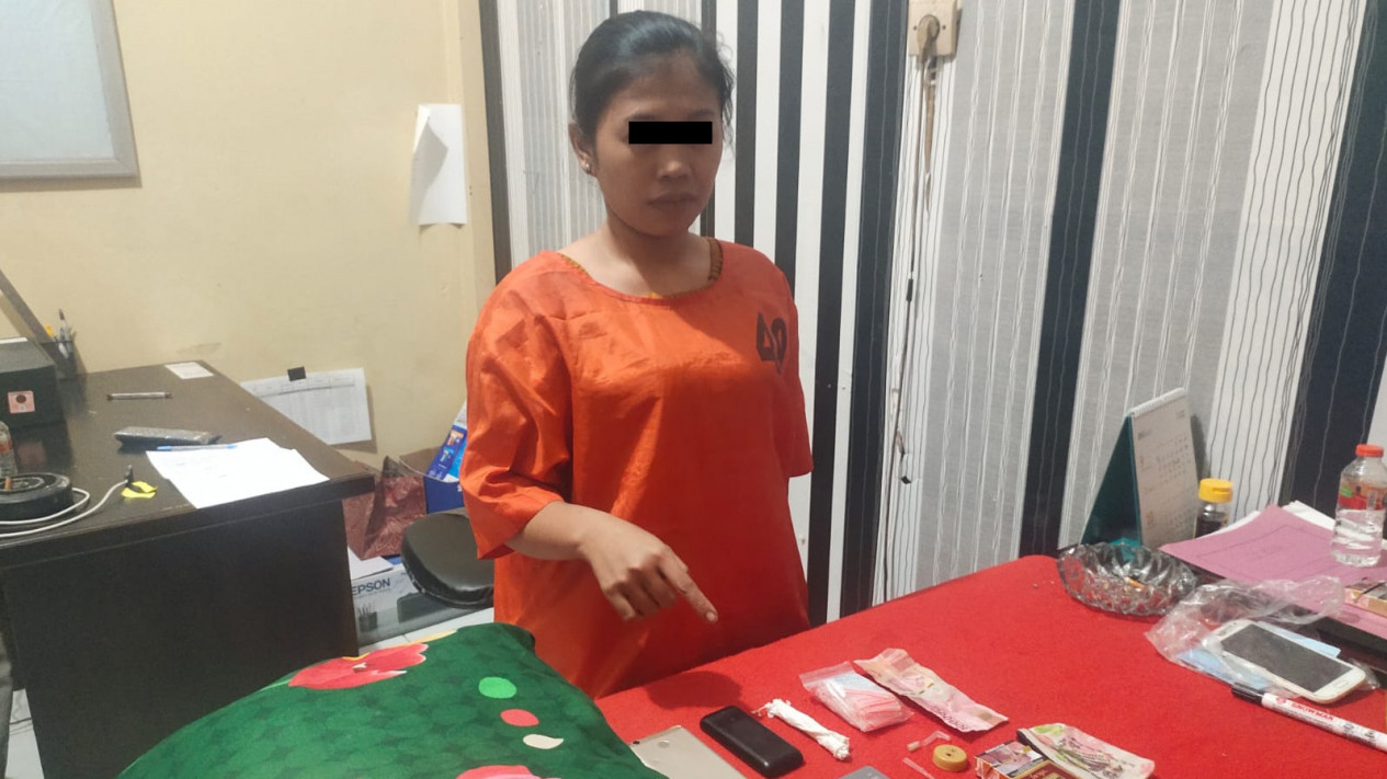 Transaksi Sabu dengan Narapidana, Pasutri Ditangkap Satnarkoba Polres Probolinggo
            - galeri foto