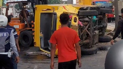Sopir Minum Obat Batuk Sebelum Berkendara Akibatkan Truk Ekspedisi Terguling di Bekasi