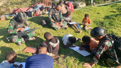 Bukti Keakraban, Satgas Yonif Mekanis 203/AK Menggambar dan Mewarnai Bersama Anak-Anak Pegunungan Tengah Papua